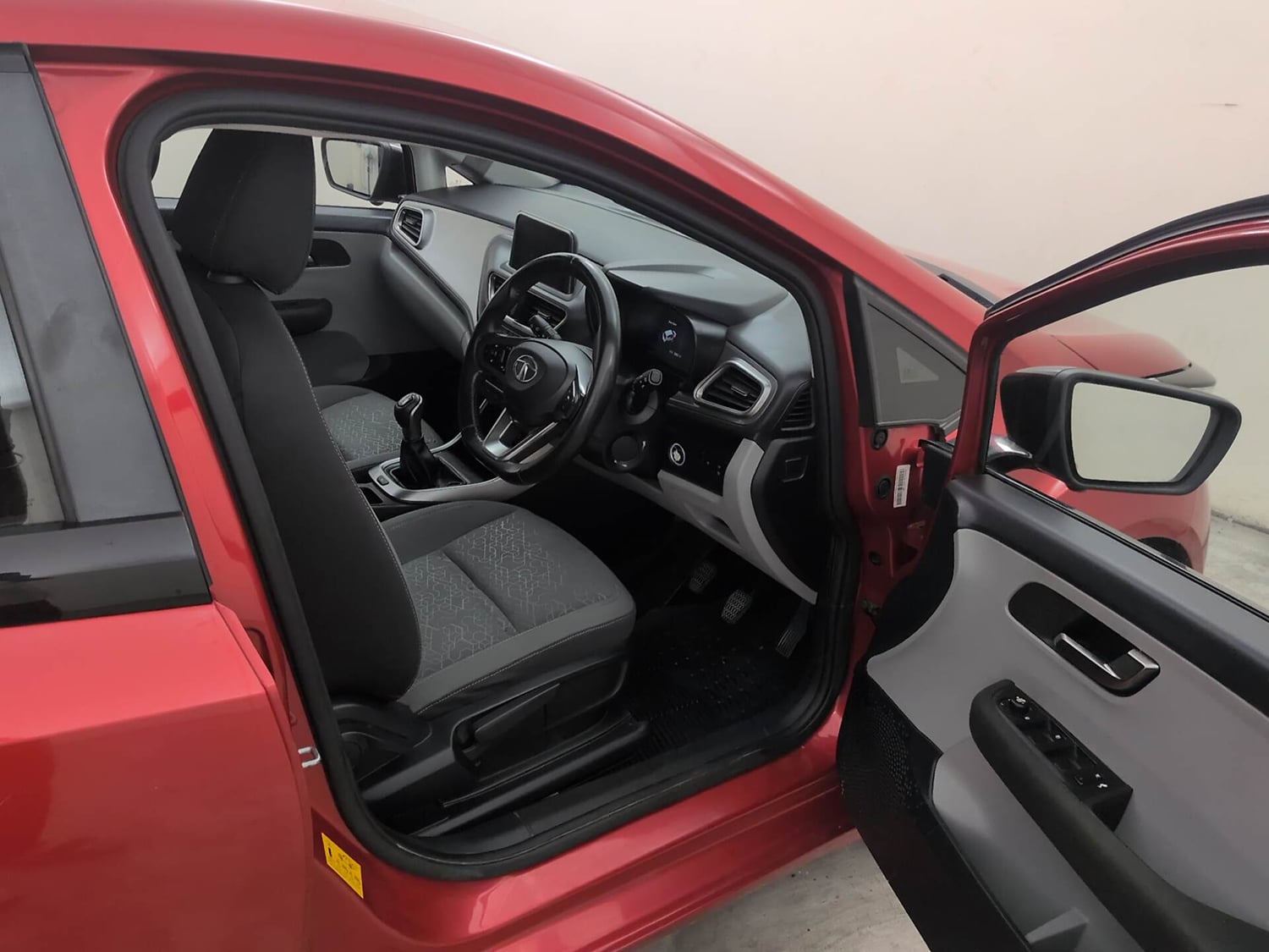 Used 2020 Tata Altroz XZ Petrol Petrol Manual interior RIGHT SIDE FRONT DOOR CABIN VIEW