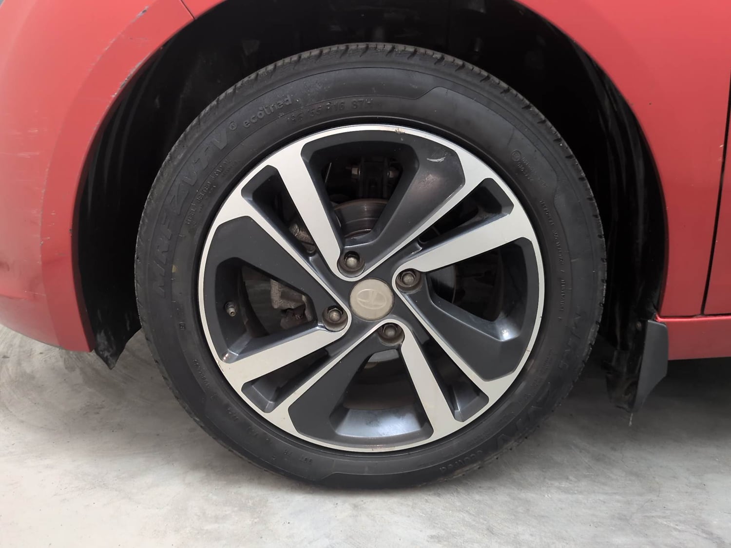 Used 2020 Tata Altroz XZ Petrol Petrol Manual tyres LEFT FRONT TYRE RIM VIEW