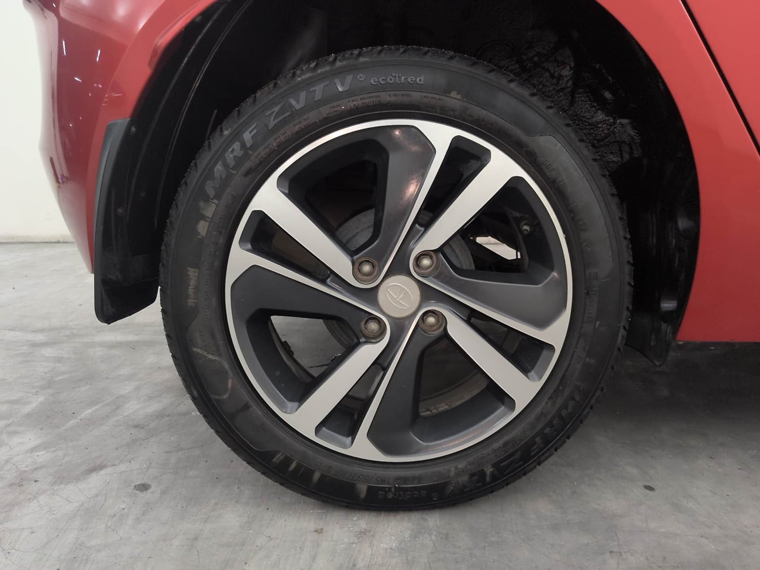 Used 2020 Tata Altroz XZ Petrol Petrol Manual tyres RIGHT REAR TYRE RIM VIEW
