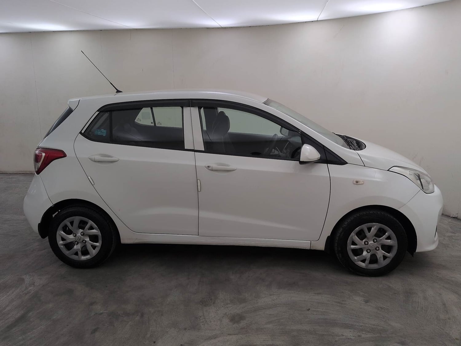Used 2018 Hyundai Grand i10 Magna 1.2 Kappa VTVT Petrol Manual exterior RIGHT SIDE VIEW