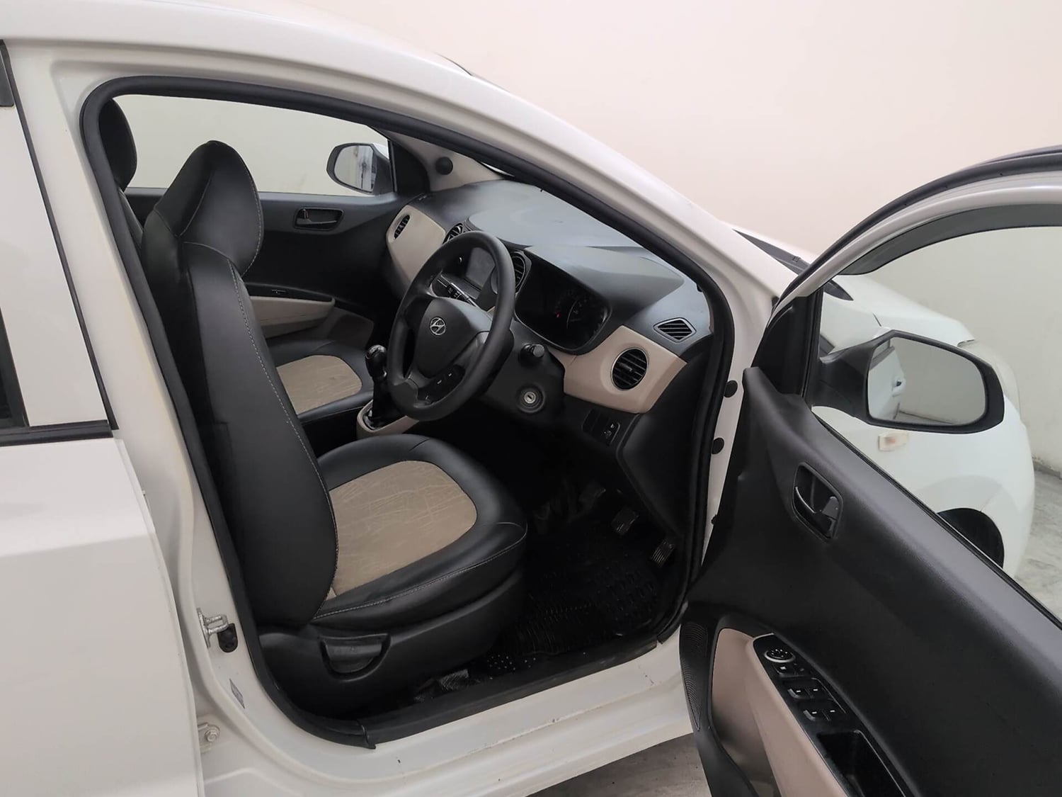 Used 2018 Hyundai Grand i10 Magna 1.2 Kappa VTVT Petrol Manual interior RIGHT SIDE FRONT DOOR CABIN VIEW
