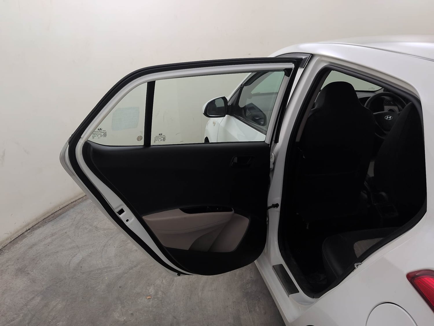 Used 2018 Hyundai Grand i10 Magna 1.2 Kappa VTVT Petrol Manual interior LEFT REAR DOOR OPEN VIEW