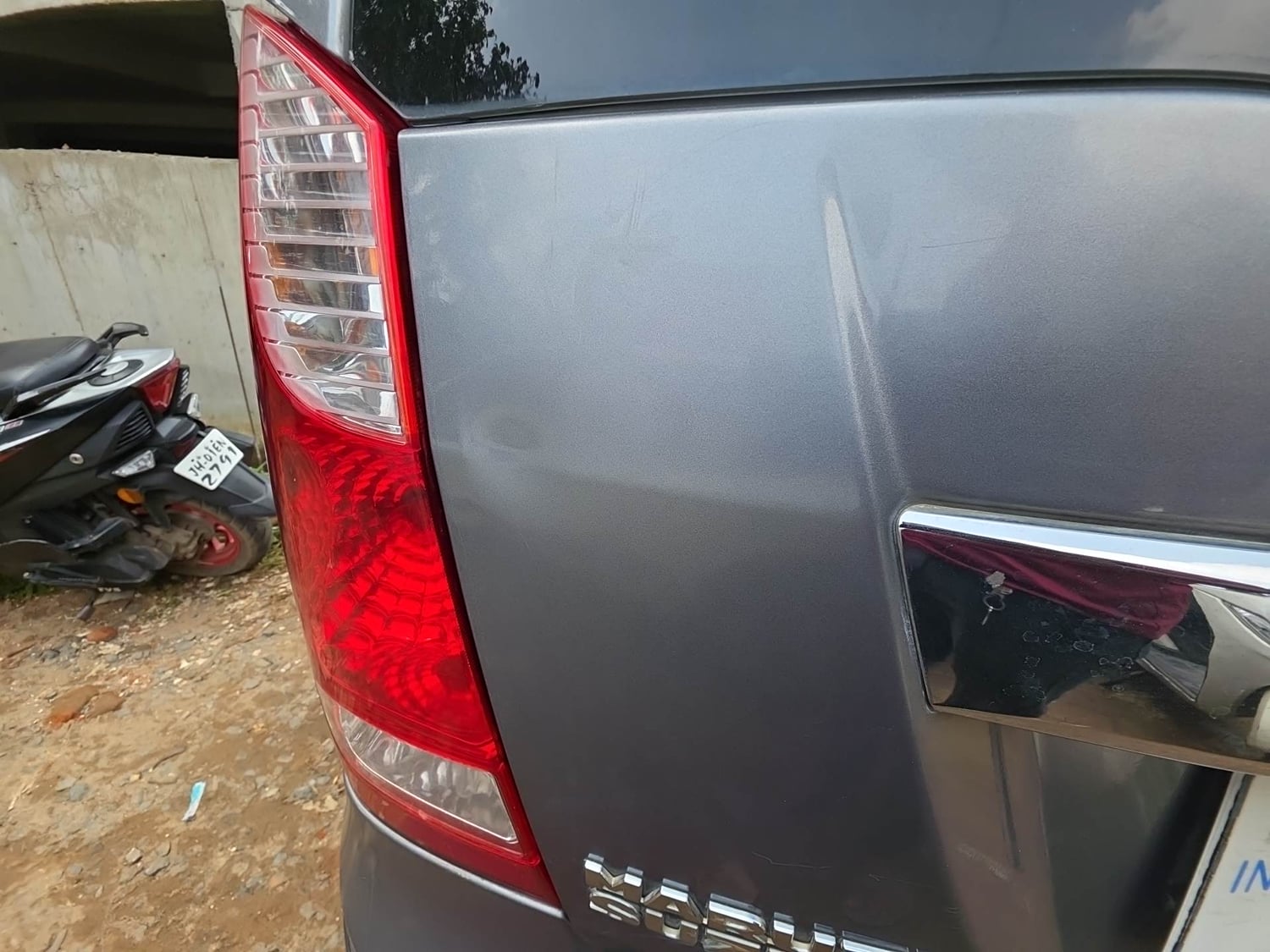 Used 2017 Maruti Suzuki Wagon R 1.0 VXI AMT Petrol Automatic dents MINOR DENT