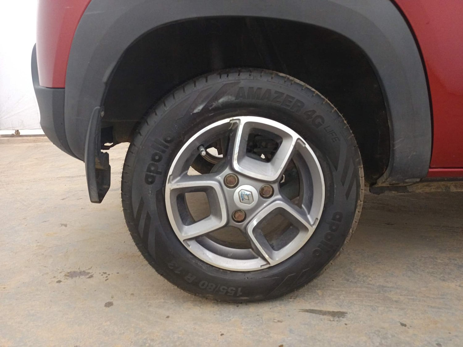 Used 2017 Renault Kwid 1.0 RXT AMT Opt Petrol Automatic tyres RIGHT REAR TYRE RIM VIEW