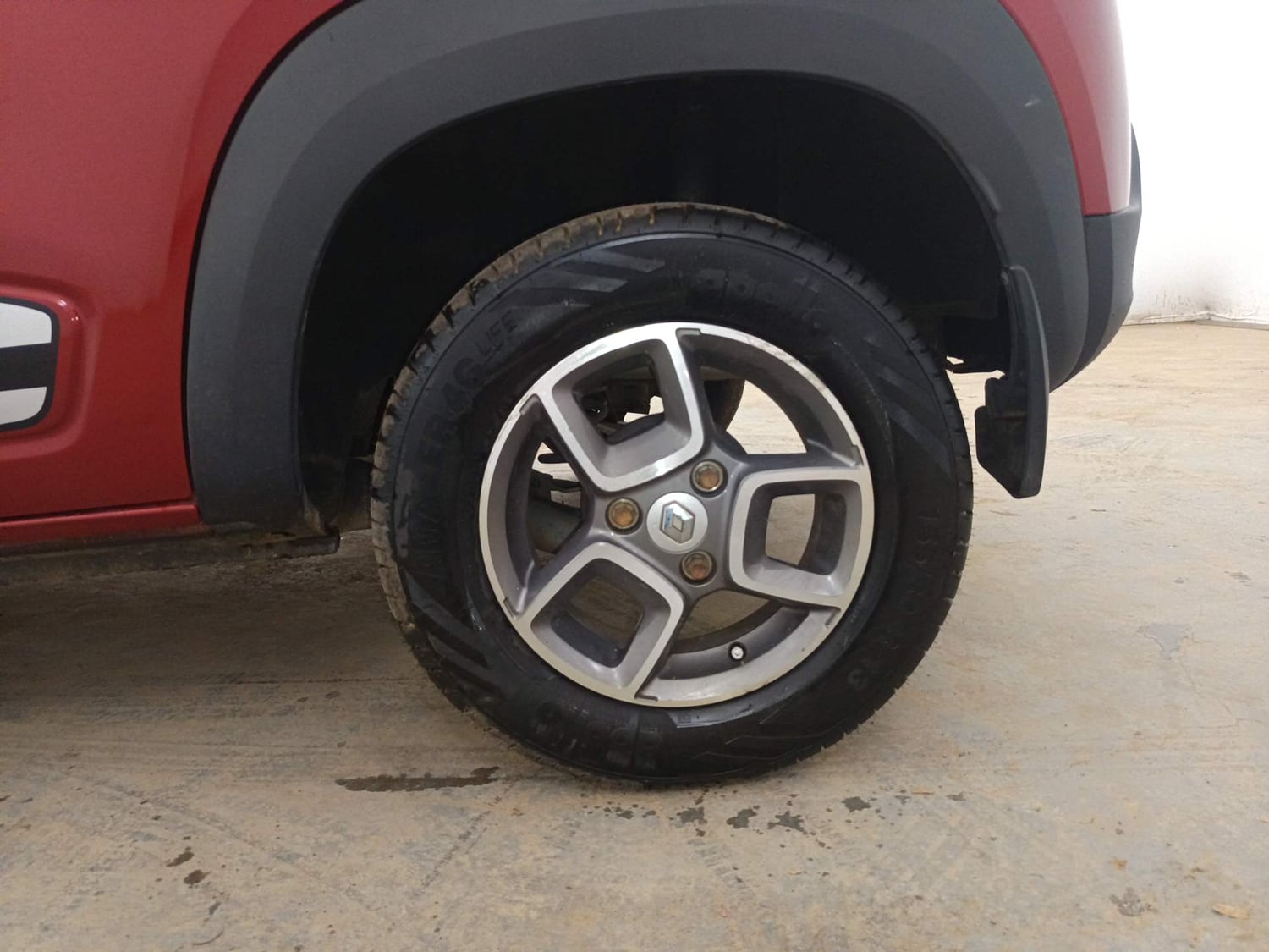 Used 2017 Renault Kwid 1.0 RXT AMT Opt Petrol Automatic tyres LEFT REAR TYRE RIM VIEW
