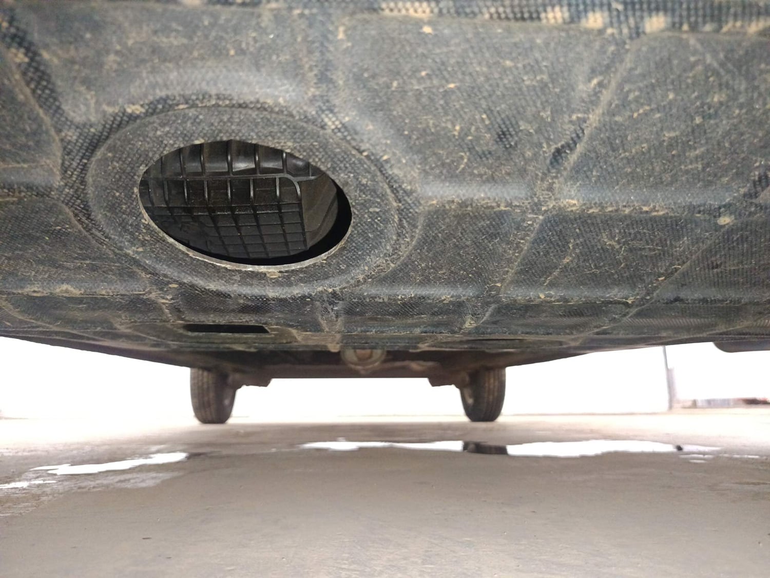 Used 2017 Renault Kwid 1.0 RXT AMT Opt Petrol Automatic extra FRONT LEFT UNDERBODY VIEW