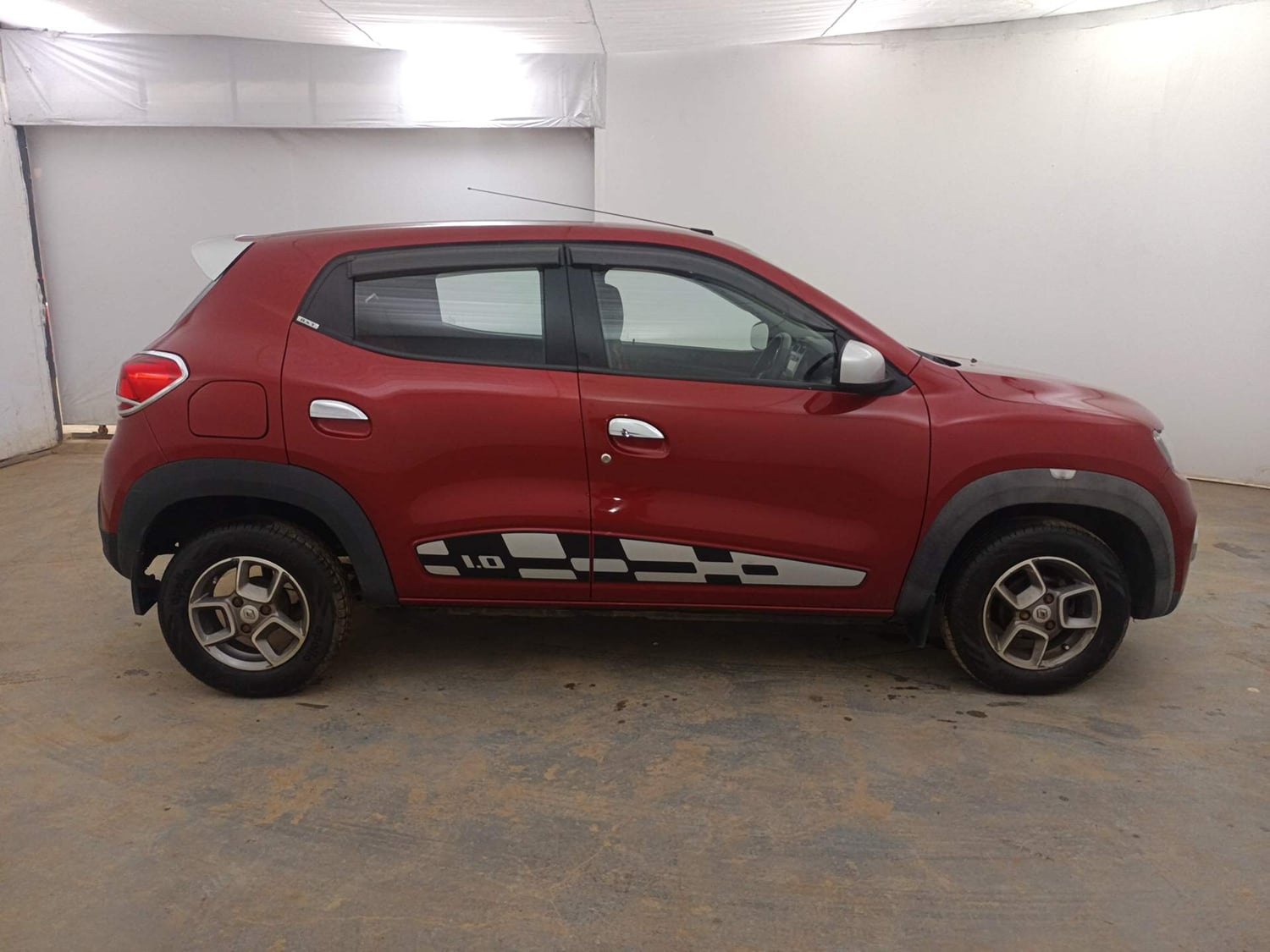 Used 2017 Renault Kwid 1.0 RXT AMT Opt Petrol Automatic exterior RIGHT SIDE VIEW