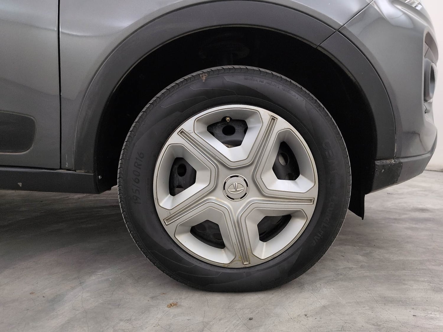 Used 2021 Tata Nexon XM (S) Diesel Diesel Manual tyres RIGHT FRONT TYRE RIM VIEW