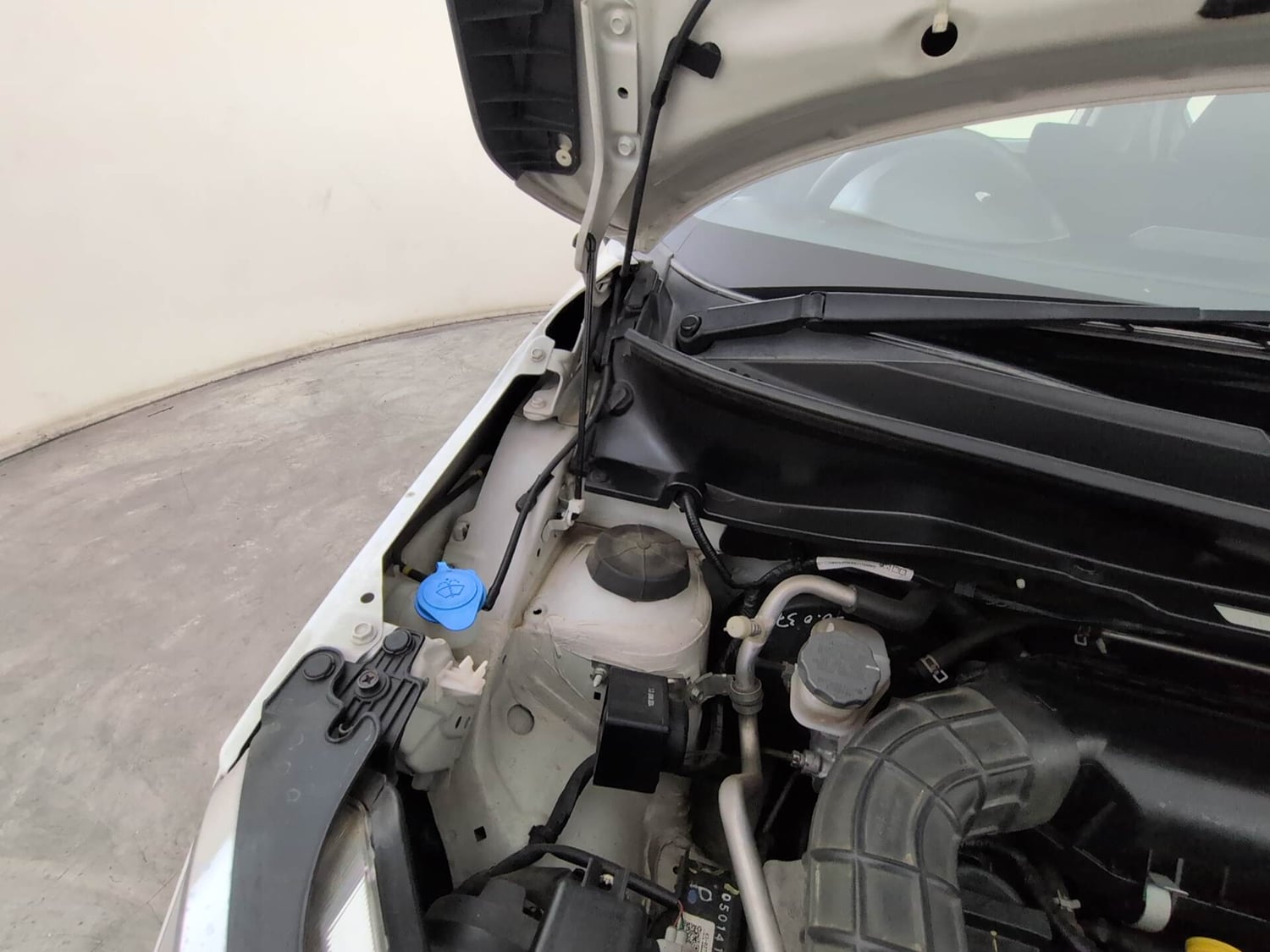 Used 2024 Maruti Suzuki Ignis Zeta 1.2 MT Petrol Manual engine ENGINE RIGHT SIDE HINGE & APRON VIEW