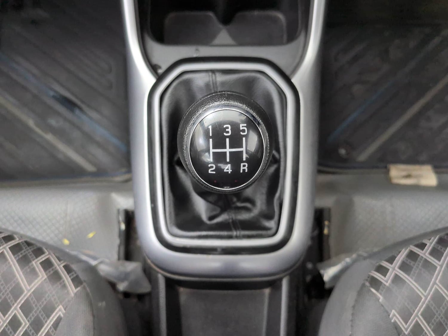 Used 2024 Maruti Suzuki Ignis Zeta 1.2 MT Petrol Manual interior GEAR  KNOB VIEW