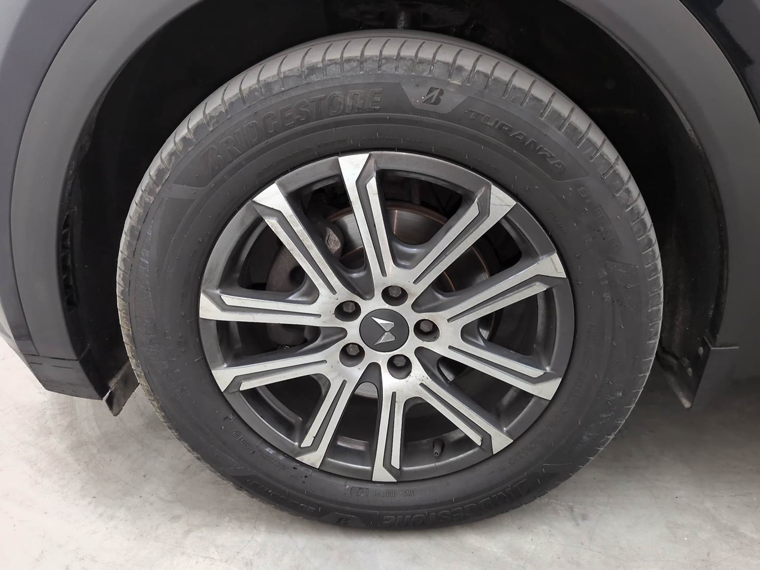 Used 2024 Mahindra XUV700 AX 7 Luxury Pack Diesel AT 7 STR Diesel Automatic tyres LEFT FRONT TYRE RIM VIEW