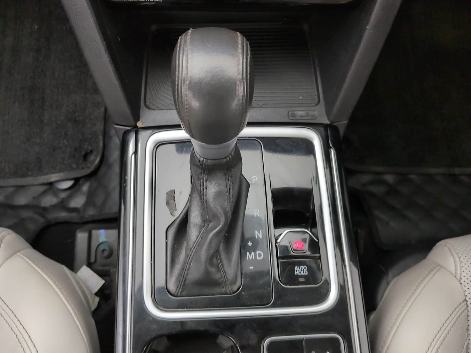 Used 2024 Mahindra XUV700 AX 7 Luxury Pack Diesel AT 7 STR Diesel Automatic interior GEAR  KNOB VIEW