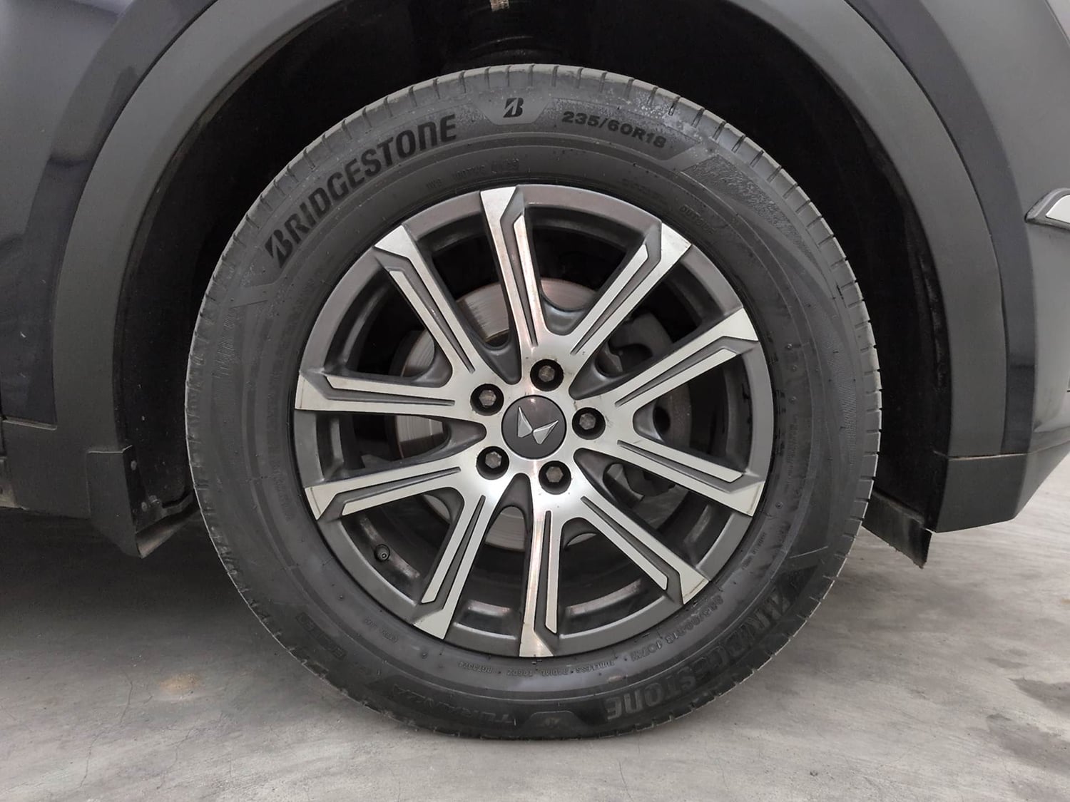 Used 2024 Mahindra XUV700 AX 7 Luxury Pack Diesel AT 7 STR Diesel Automatic tyres RIGHT FRONT TYRE RIM VIEW