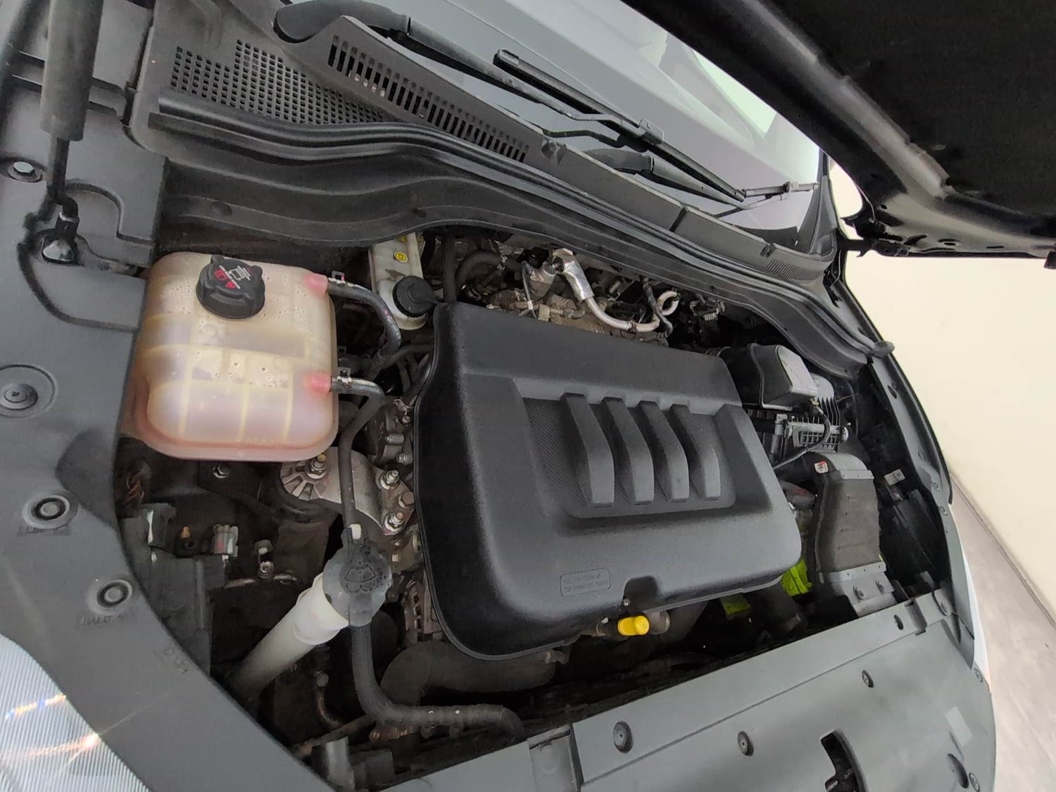 Used 2024 Mahindra XUV700 AX 7 Luxury Pack Diesel AT 7 STR Diesel Automatic engine ENGINE RIGHT SIDE VIEW