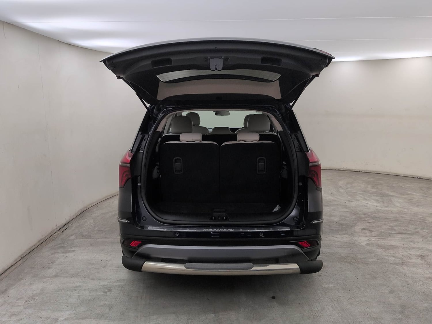Used 2024 Mahindra XUV700 AX 7 Luxury Pack Diesel AT 7 STR Diesel Automatic interior DICKY DOOR OPEN VIEW