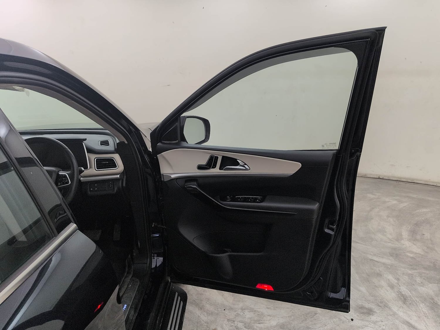 Used 2024 Mahindra XUV700 AX 7 Luxury Pack Diesel AT 7 STR Diesel Automatic interior RIGHT FRONT DOOR OPEN VIEW