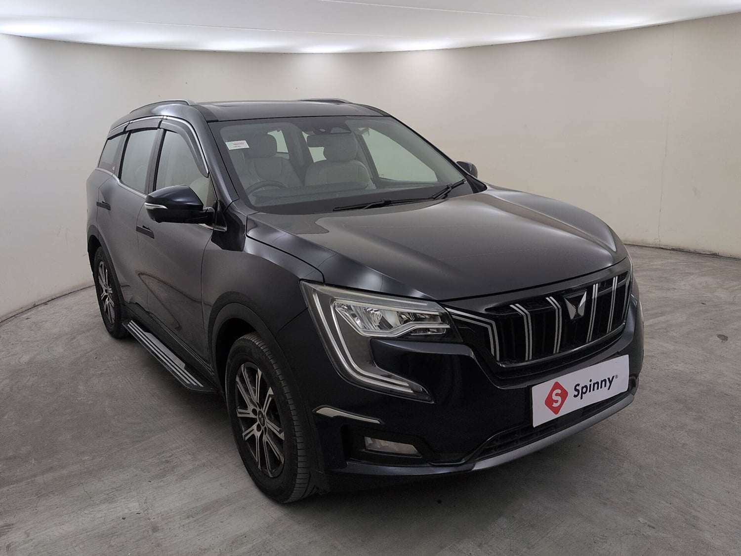 Used 2024 Mahindra XUV700 AX 7 Luxury Pack Diesel AT 7 STR Diesel Automatic exterior RIGHT FRONT CORNER VIEW