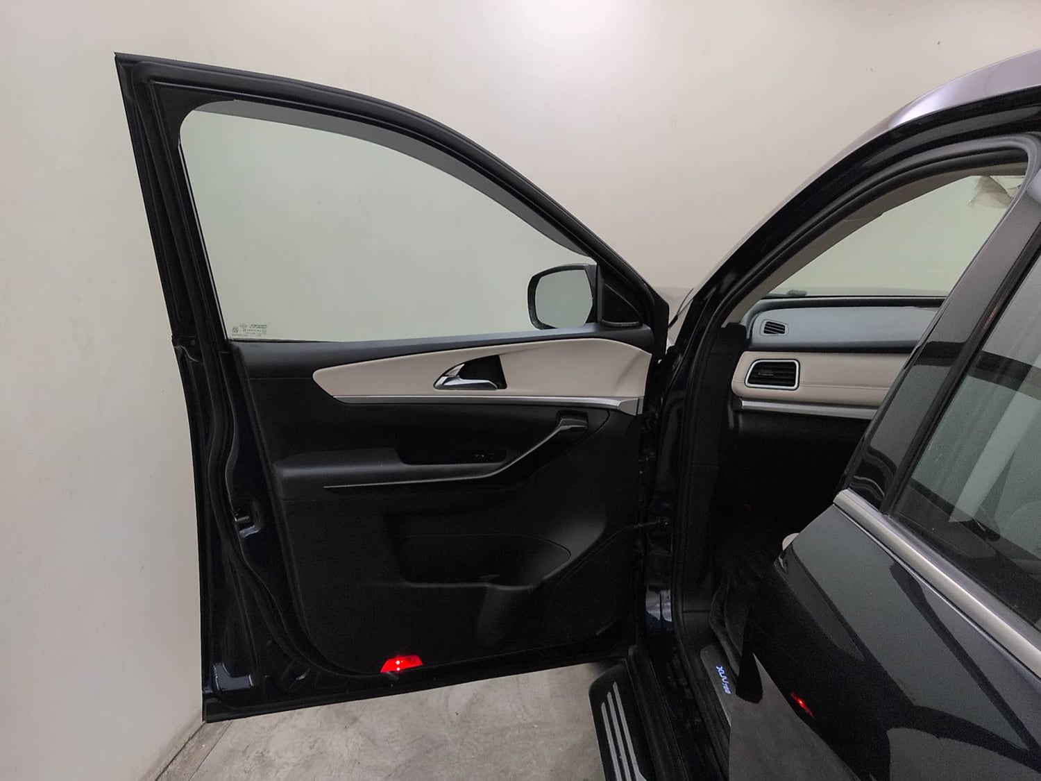 Used 2024 Mahindra XUV700 AX 7 Luxury Pack Diesel AT 7 STR Diesel Automatic interior LEFT FRONT DOOR OPEN VIEW
