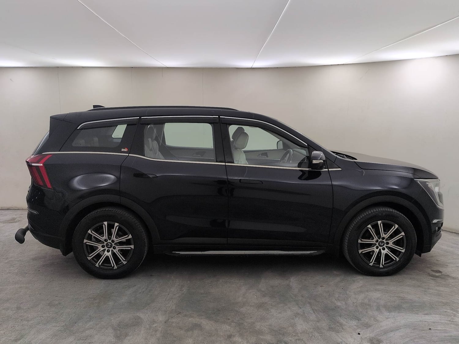 Used 2024 Mahindra XUV700 AX 7 Luxury Pack Diesel AT 7 STR Diesel Automatic exterior RIGHT SIDE VIEW