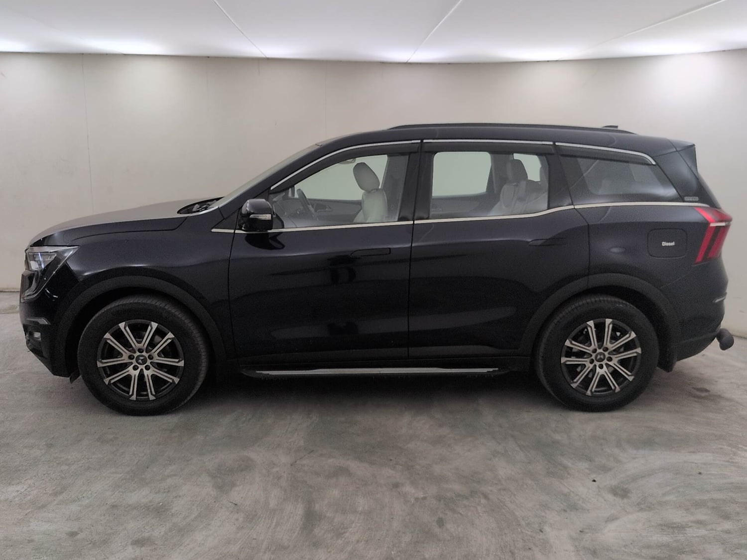 Used 2024 Mahindra XUV700 AX 7 Luxury Pack Diesel AT 7 STR Diesel Automatic exterior LEFT SIDE VIEW