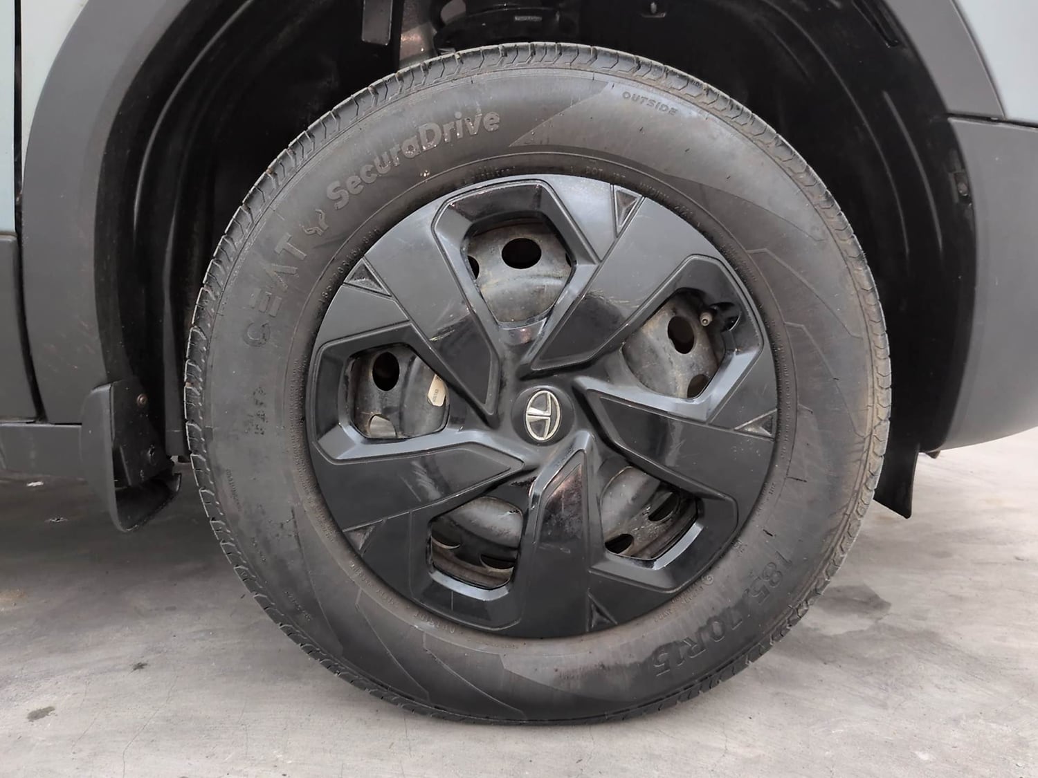 Used 2023 Tata Punch Adventure MT Petrol Manual tyres RIGHT FRONT TYRE RIM VIEW