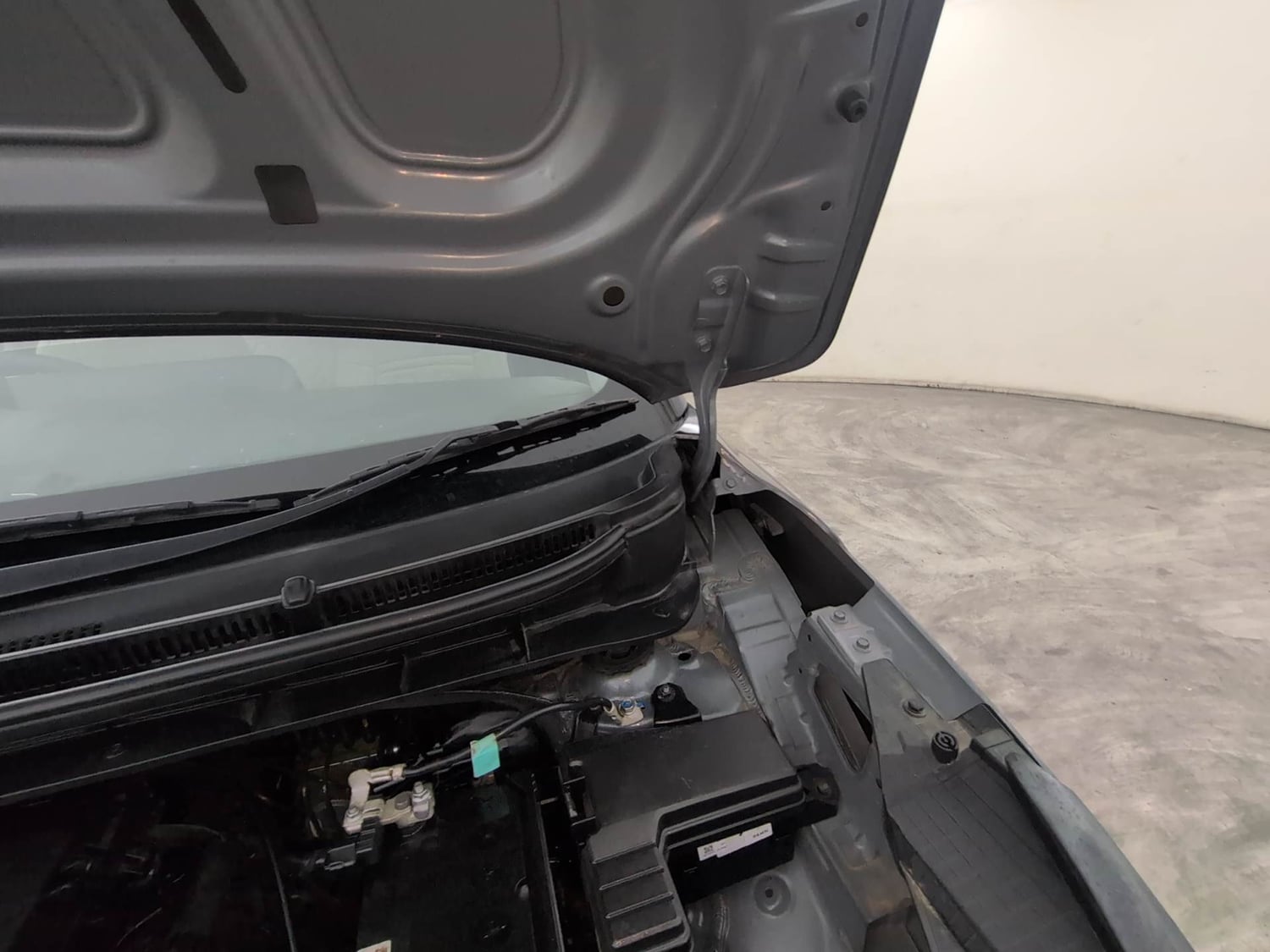 Used 2025 Hyundai Exter S 1.2 MT Petrol Manual engine ENGINE LEFT SIDE HINGE & APRON VIEW