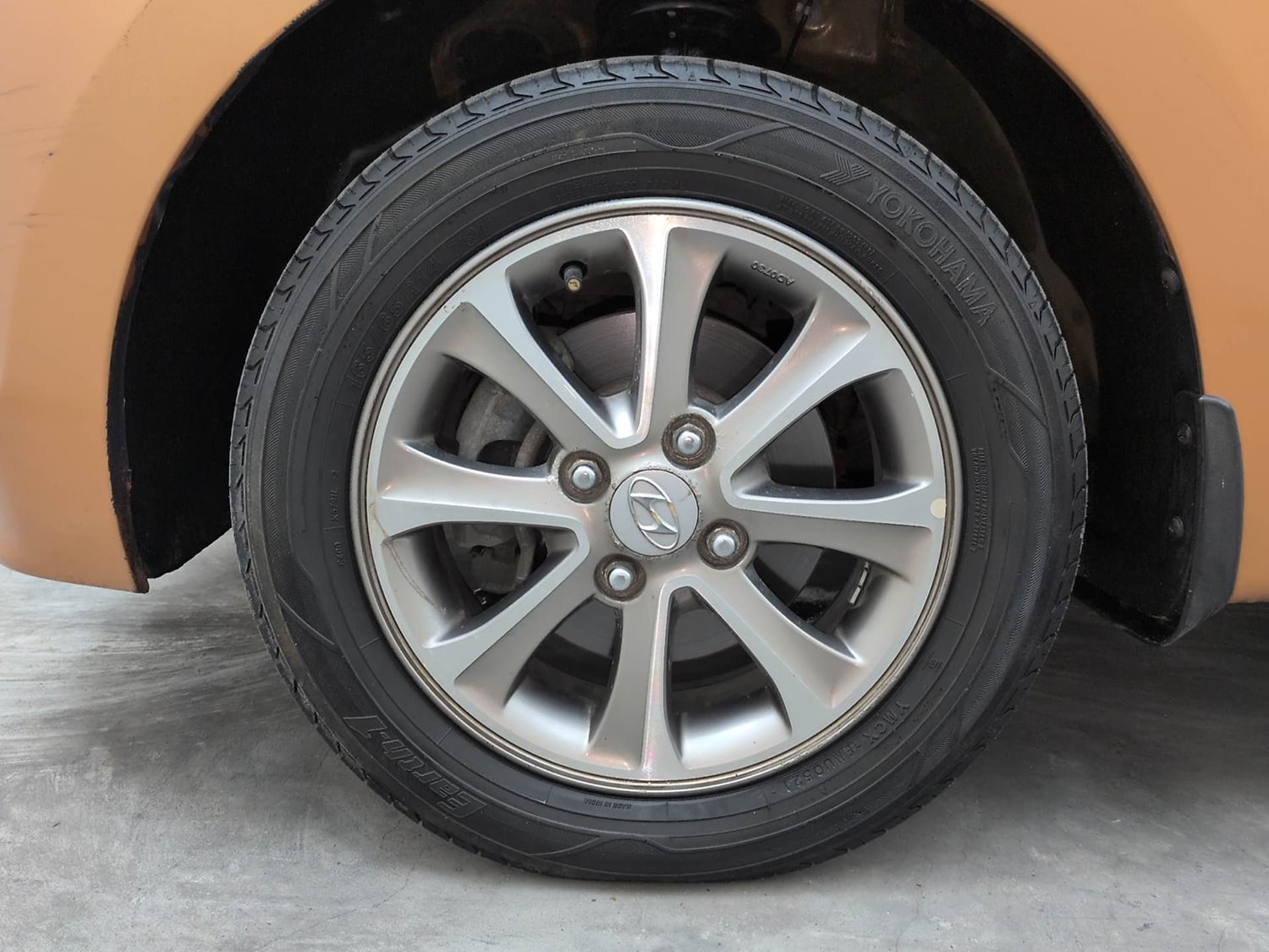 Used 2016 Hyundai Grand i10 Asta AT 1.2 Kappa VTVT (O) Petrol Automatic tyres LEFT FRONT TYRE RIM VIEW