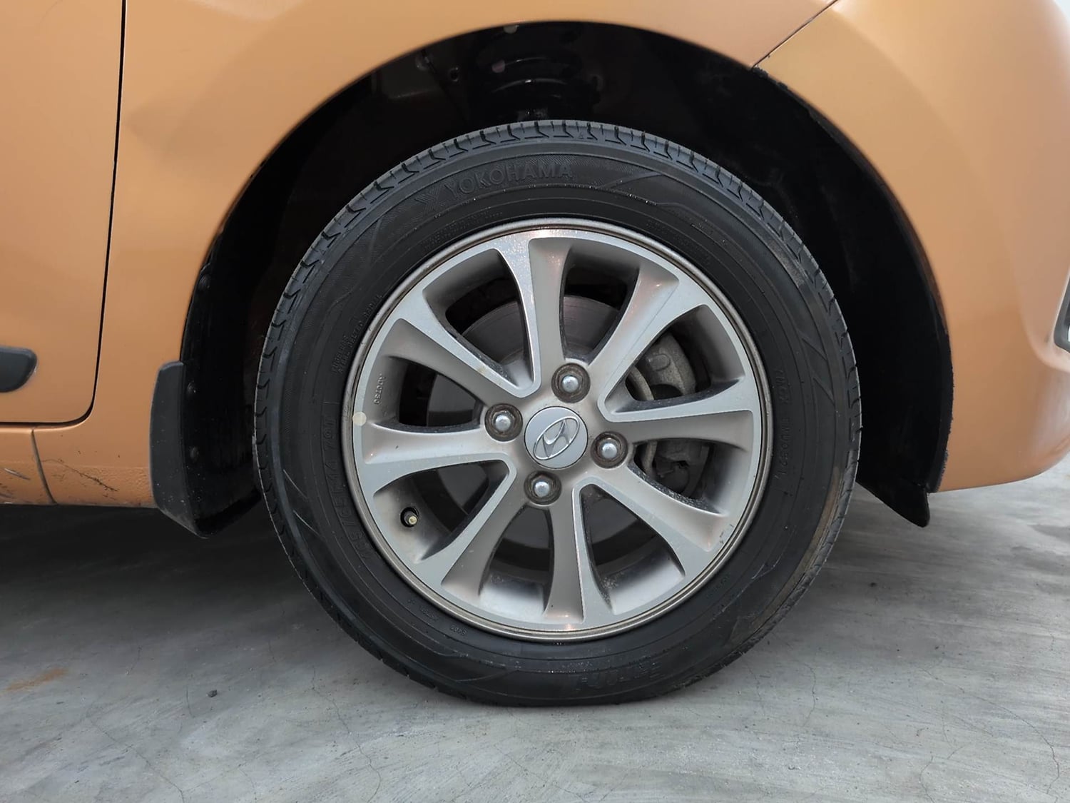 Used 2016 Hyundai Grand i10 Asta AT 1.2 Kappa VTVT (O) Petrol Automatic tyres RIGHT FRONT TYRE RIM VIEW