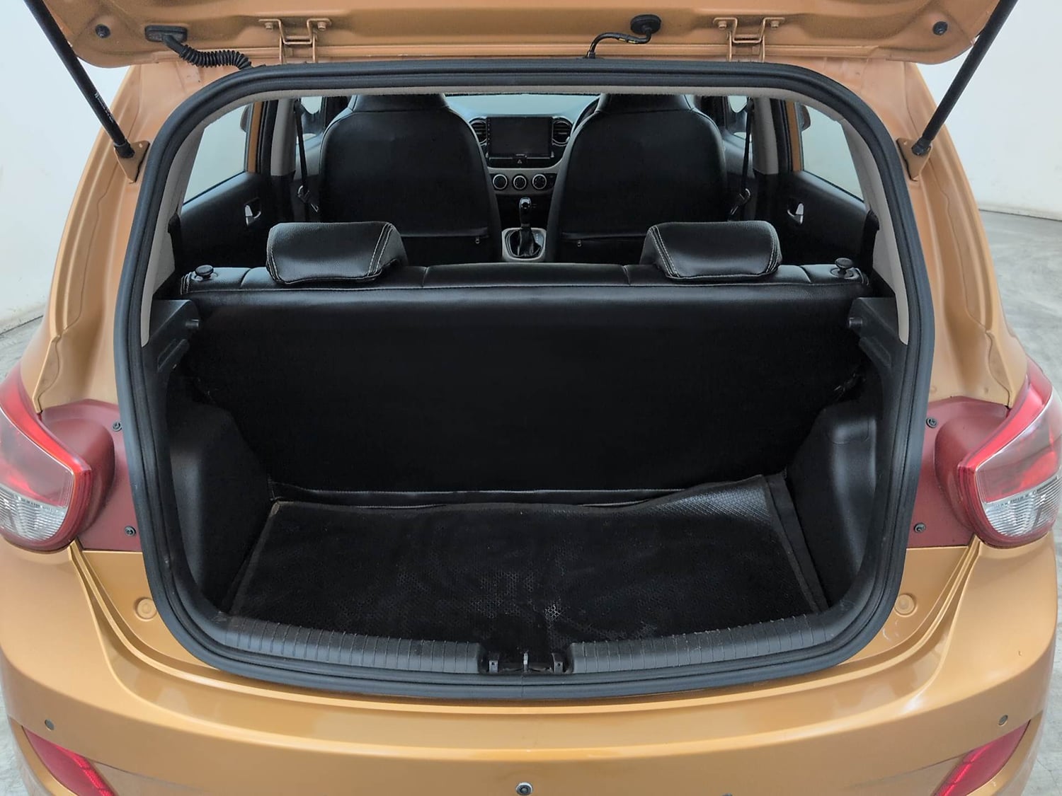 Used 2016 Hyundai Grand i10 Asta AT 1.2 Kappa VTVT (O) Petrol Automatic interior DICKY INSIDE VIEW