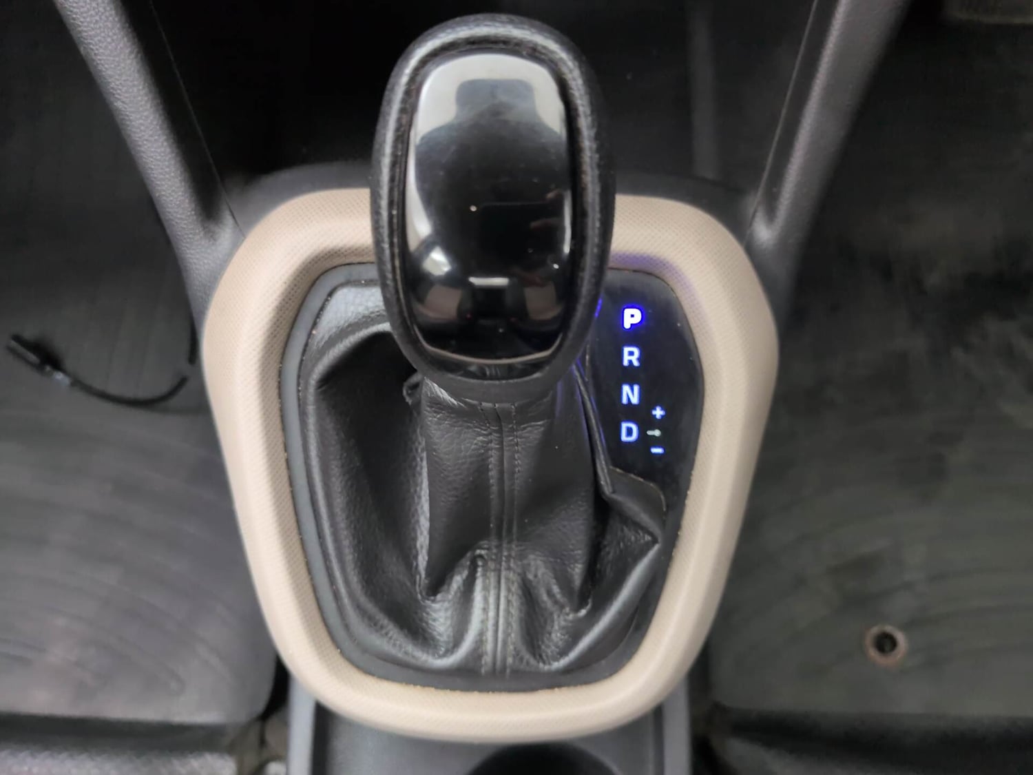 Used 2016 Hyundai Grand i10 Asta AT 1.2 Kappa VTVT (O) Petrol Automatic interior GEAR  KNOB VIEW
