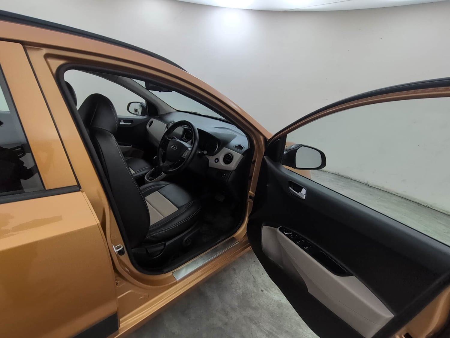 Used 2016 Hyundai Grand i10 Asta AT 1.2 Kappa VTVT (O) Petrol Automatic interior RIGHT SIDE FRONT DOOR CABIN VIEW