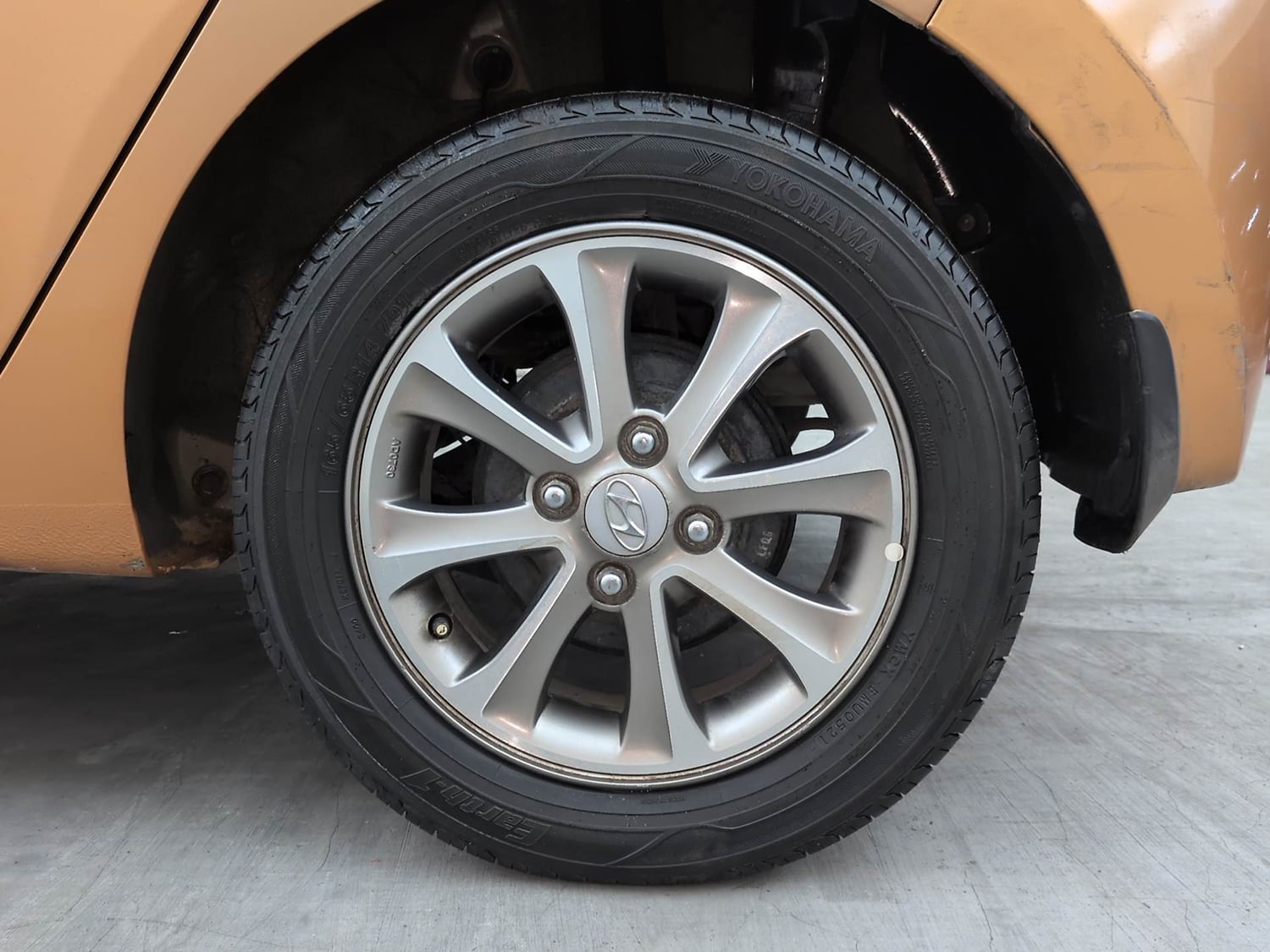 Used 2016 Hyundai Grand i10 Asta AT 1.2 Kappa VTVT (O) Petrol Automatic tyres LEFT REAR TYRE RIM VIEW