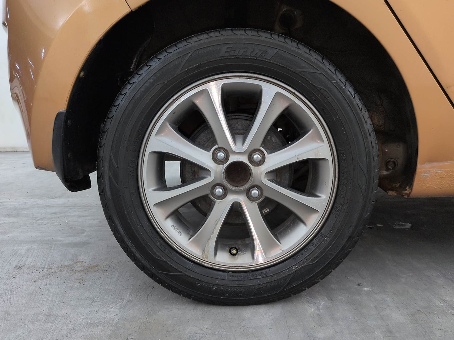 Used 2016 Hyundai Grand i10 Asta AT 1.2 Kappa VTVT (O) Petrol Automatic tyres RIGHT REAR TYRE RIM VIEW