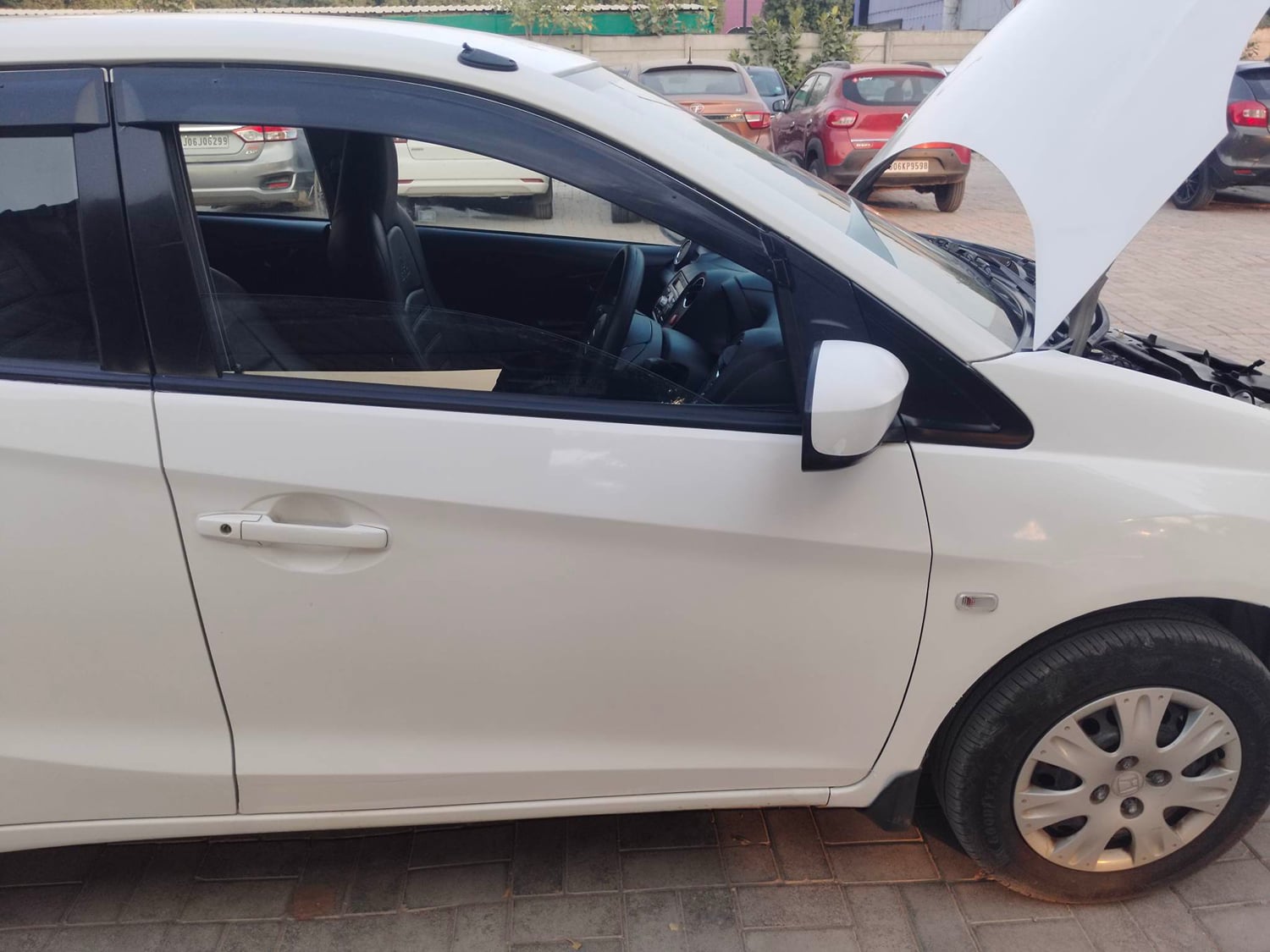 Used 2014 Honda Brio S MT Petrol Manual dents MINOR SCRATCH