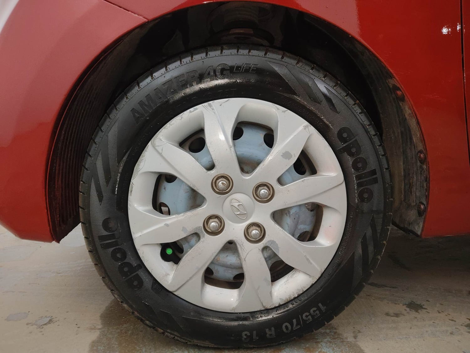 Used 2015 Hyundai Eon Magna Petrol Manual tyres LEFT FRONT TYRE RIM VIEW