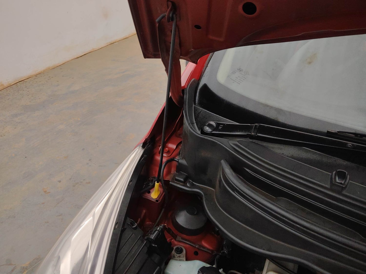Used 2015 Hyundai Eon Magna Petrol Manual engine ENGINE RIGHT SIDE HINGE & APRON VIEW
