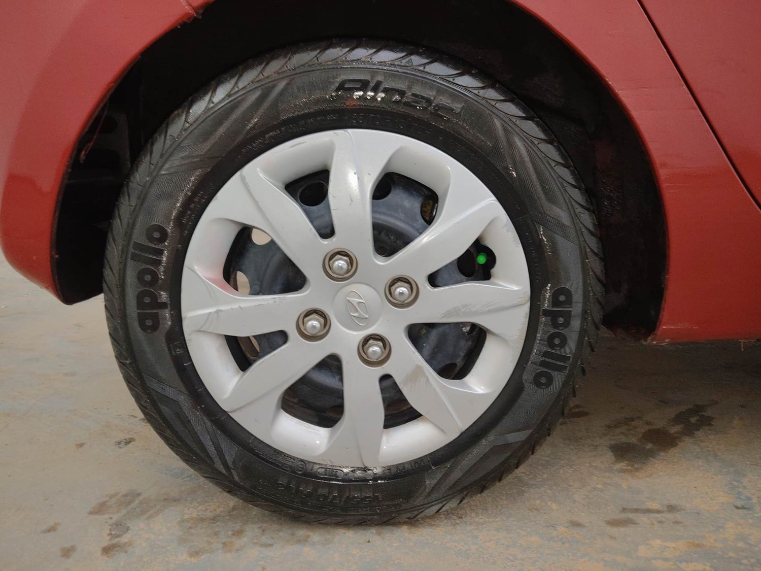 Used 2015 Hyundai Eon Magna Petrol Manual tyres RIGHT REAR TYRE RIM VIEW