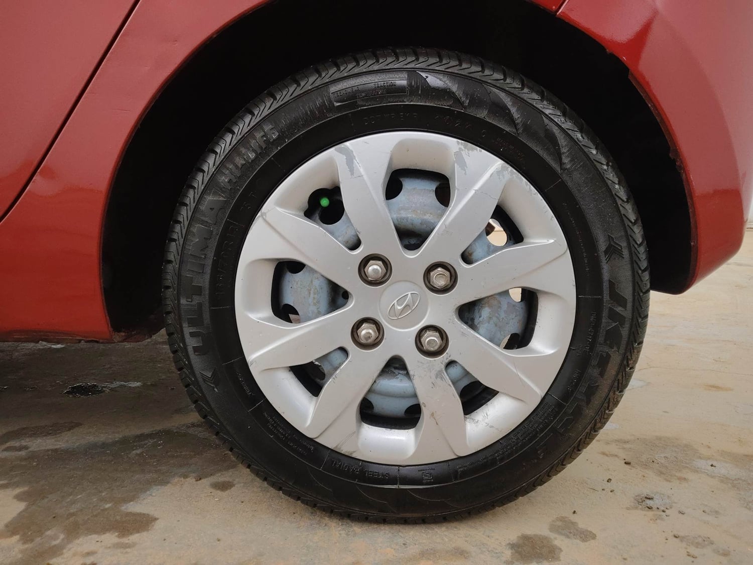 Used 2015 Hyundai Eon Magna Petrol Manual tyres LEFT REAR TYRE RIM VIEW