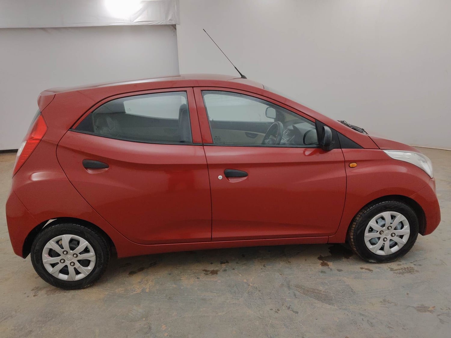 Used 2015 Hyundai Eon Magna Petrol Manual exterior RIGHT SIDE VIEW