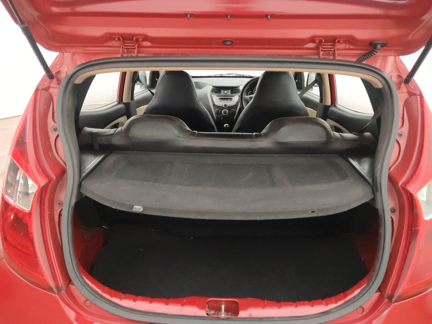 Used 2015 Hyundai Eon Magna Petrol Manual interior DICKY INSIDE VIEW