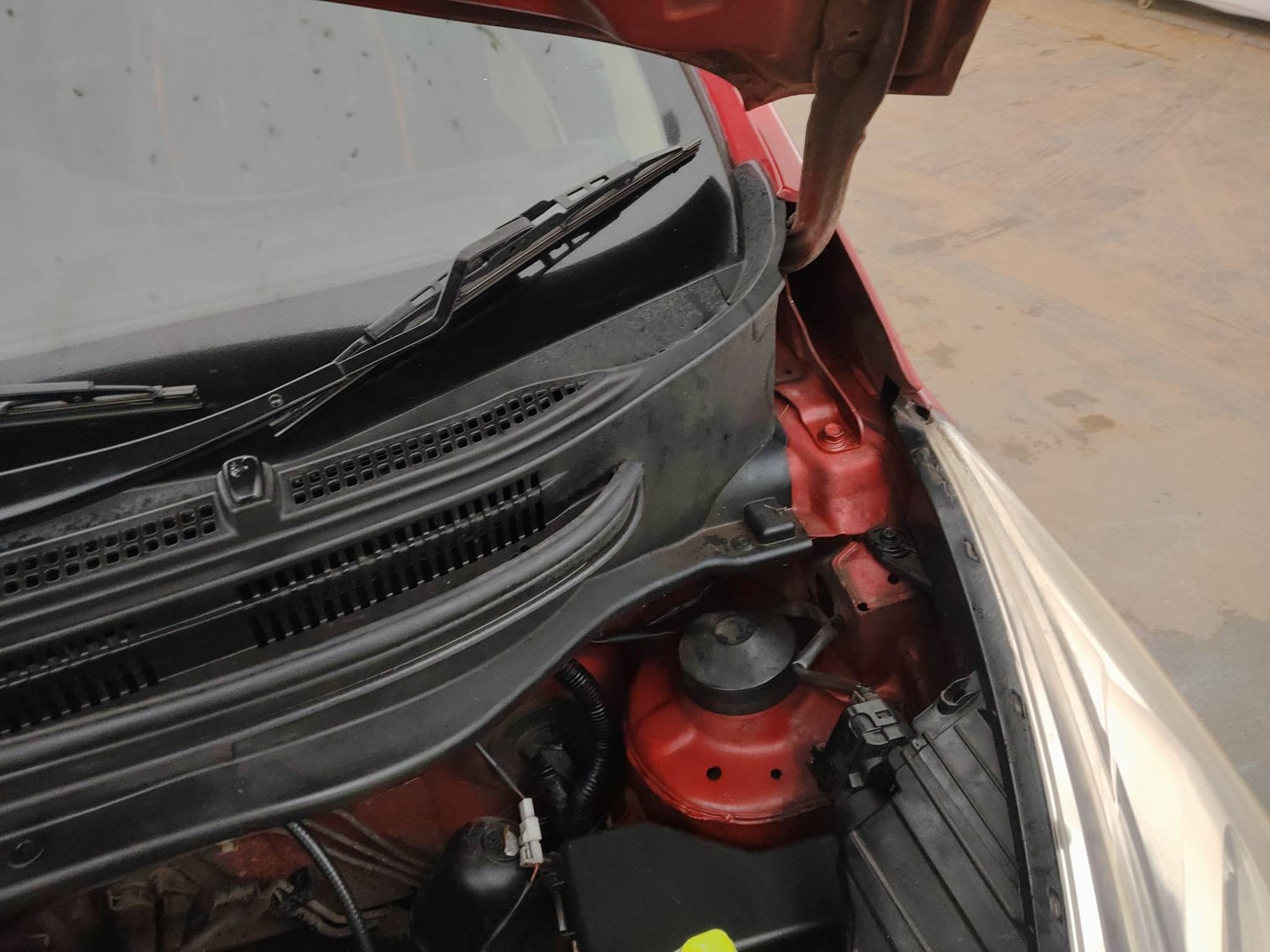 Used 2015 Hyundai Eon Magna Petrol Manual engine ENGINE LEFT SIDE HINGE & APRON VIEW