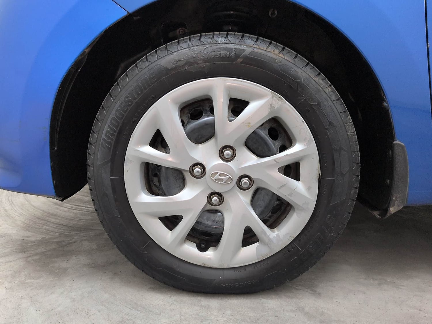 Used 2019 Hyundai Grand i10 Magna 1.2 Kappa VTVT Petrol Manual tyres LEFT FRONT TYRE RIM VIEW