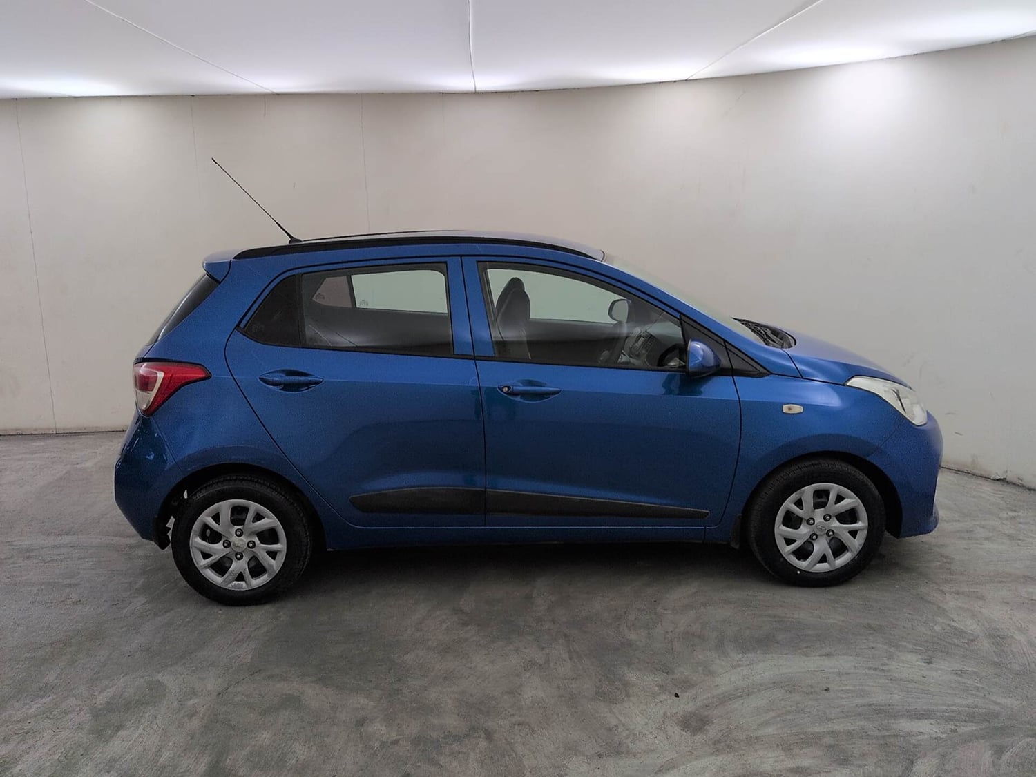 Used 2019 Hyundai Grand i10 Magna 1.2 Kappa VTVT Petrol Manual exterior RIGHT SIDE VIEW