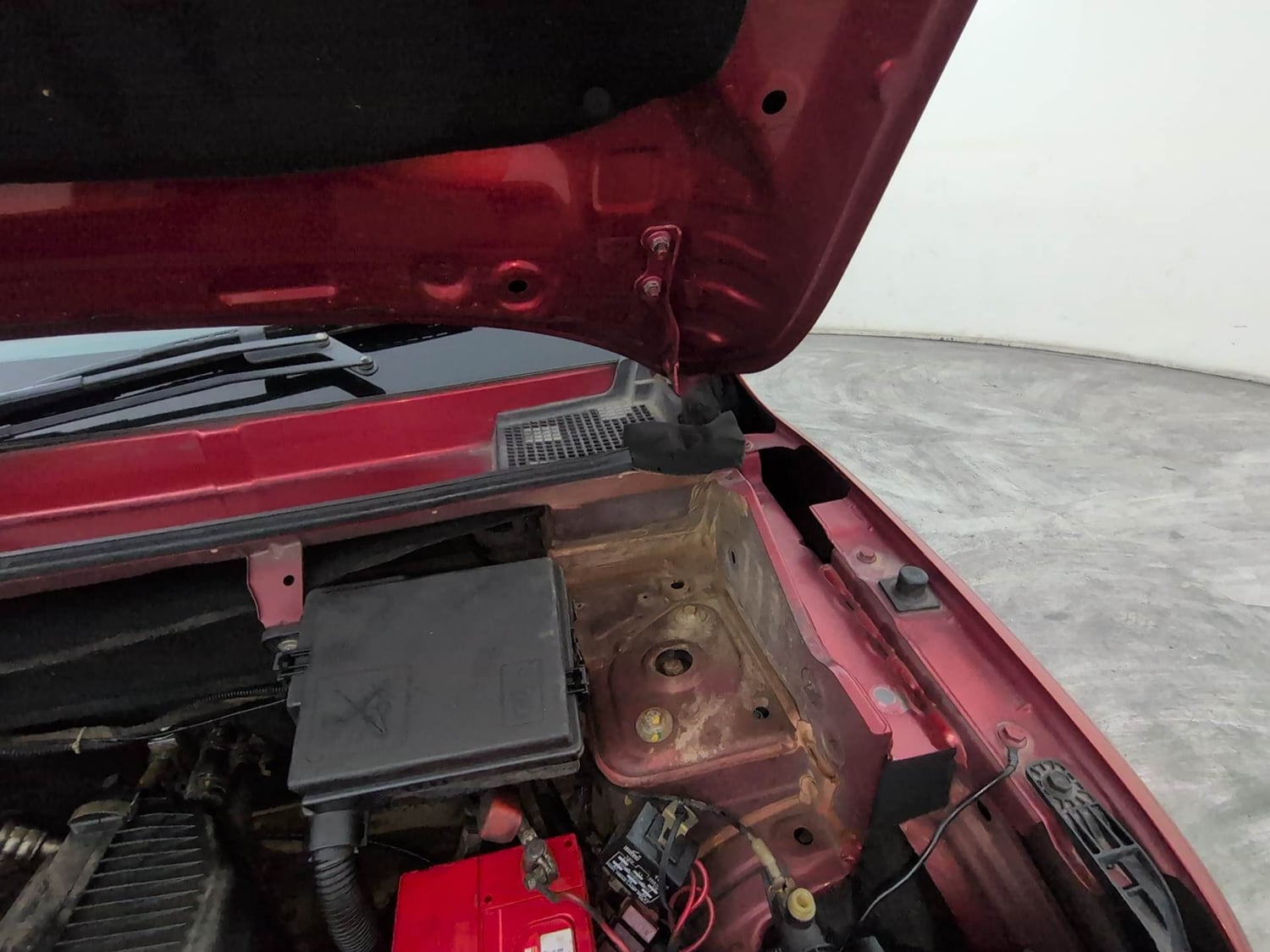 Used 2018 Renault Kwid RXT Petrol Manual engine ENGINE LEFT SIDE HINGE & APRON VIEW