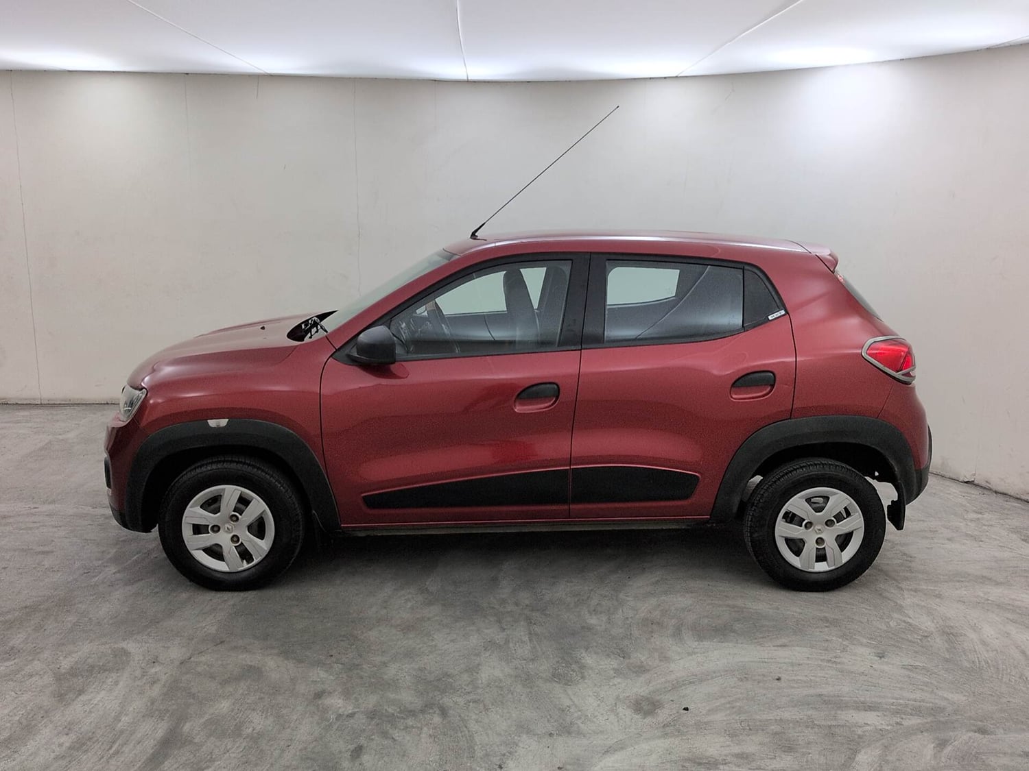 Used 2018 Renault Kwid RXT Petrol Manual exterior LEFT SIDE VIEW