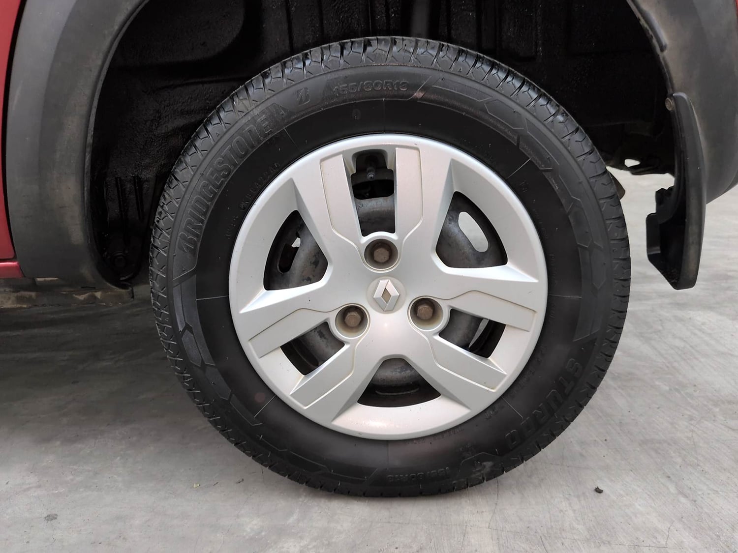 Used 2018 Renault Kwid RXT Petrol Manual tyres LEFT REAR TYRE RIM VIEW