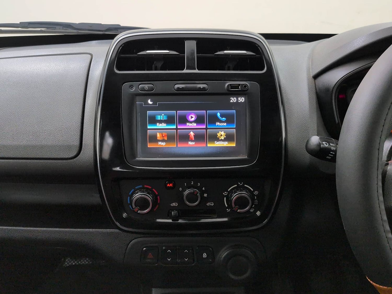 Used 2018 Renault Kwid RXT Petrol Manual interior MUSIC SYSTEM & AC CONTROL VIEW