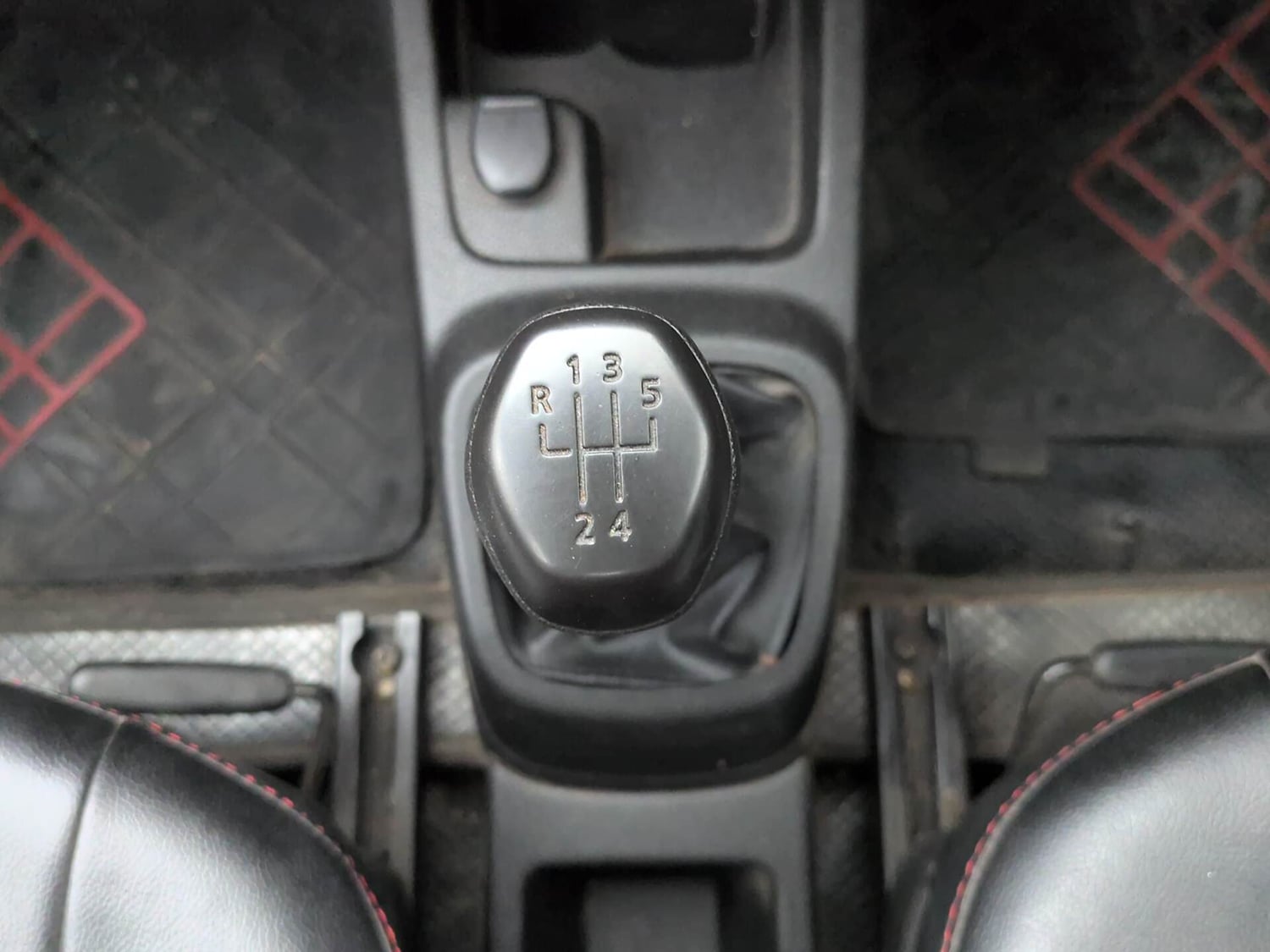 Used 2018 Renault Kwid RXT Petrol Manual interior GEAR  KNOB VIEW
