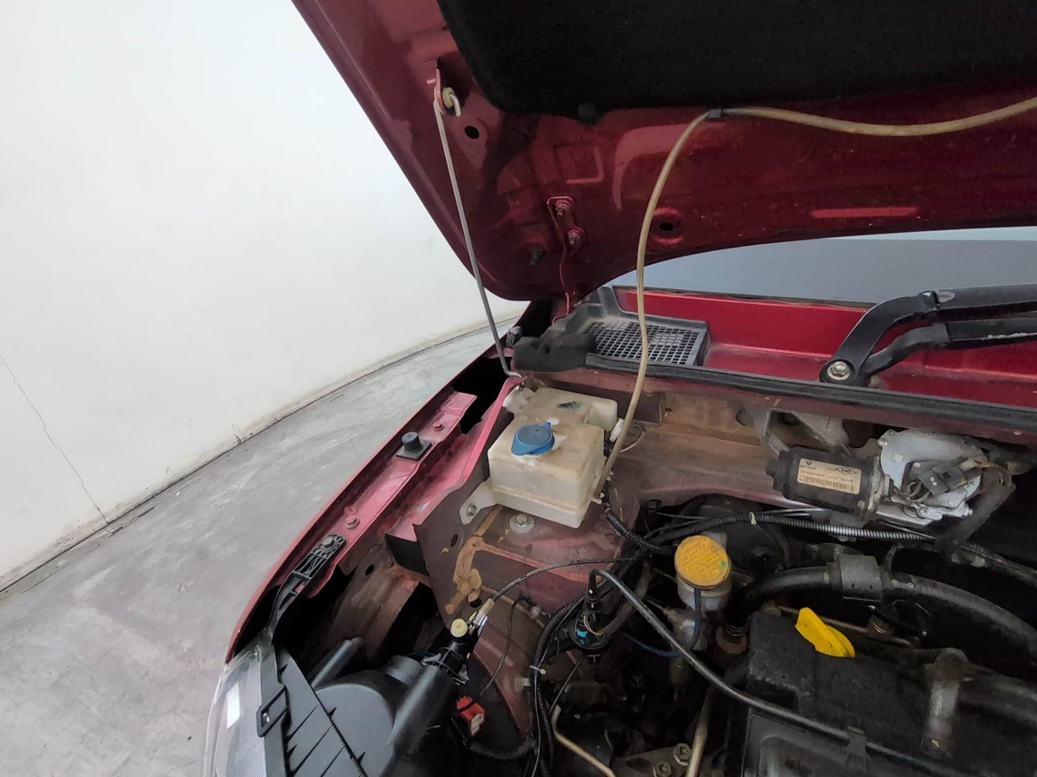Used 2018 Renault Kwid RXT Petrol Manual engine ENGINE RIGHT SIDE HINGE & APRON VIEW