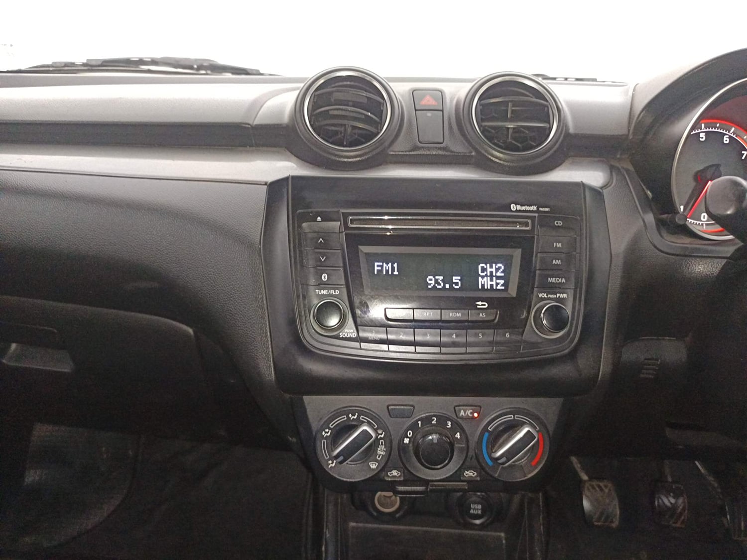 Used 2018 Maruti Suzuki Swift VXi Petrol Manual interior MUSIC SYSTEM & AC CONTROL VIEW